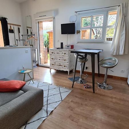 Charmant Logement Avec Parking Apartment Орво Екстериор снимка